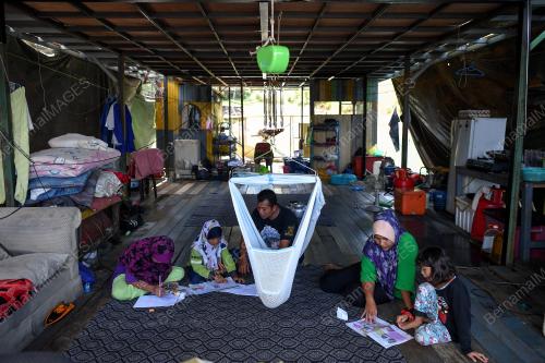 KELUARGA TINGGAL DALAM RUMAH BOT