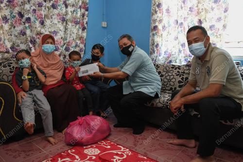 KAWAT SAMPAI SUMBANGAN KEPADA ANAK YATIM