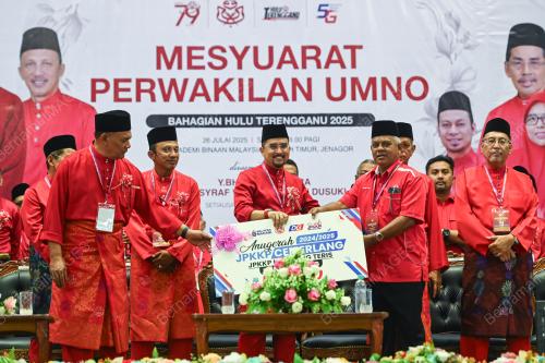 DATUK WIRA DR. ASYRAF WAJDI DUSUKI