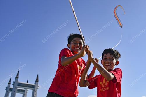 WAU NAGA 70 METER DITERBANGKAN