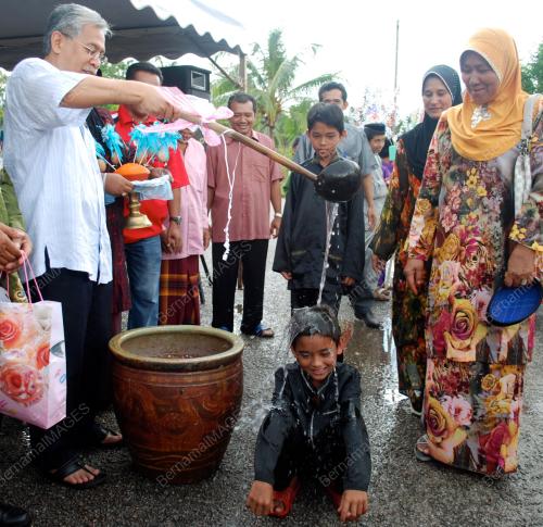 DATUK SERI IDRIS JUSOH