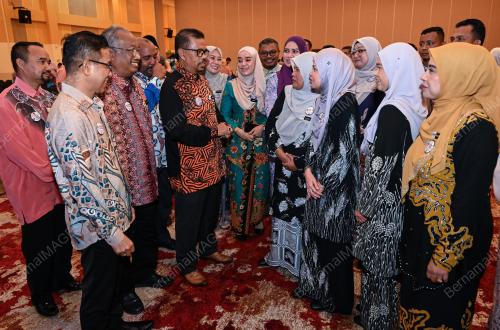 DATUK DR ADNAN MAT