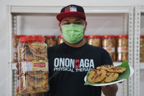 USAHAWAN REMPEYEK