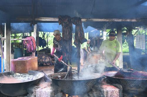 PEMBUATAN BATIK TRADISIONAL TERENGGANU