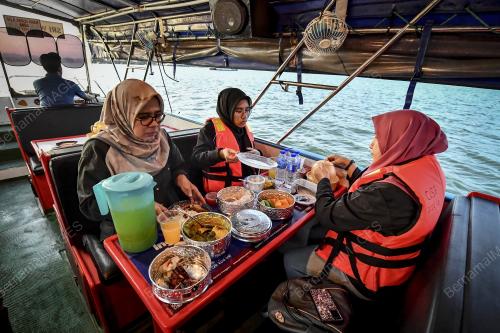 BERBUKA PUASA DI ATAS PAYANG WATER TAXI