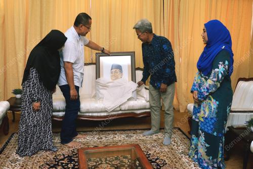 DATUK SERI DR AHMAD SAMSURI MOKHTAR
