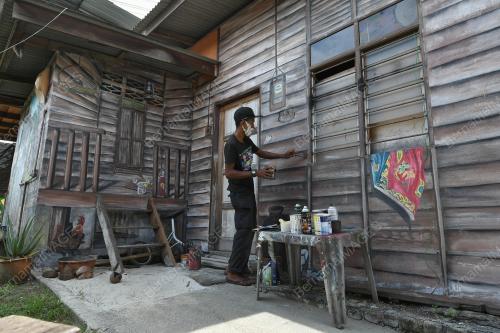 LUKISAN MURAL RUMAH KAYU KLASIK