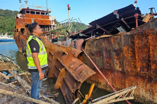 KAPAL TANGKI TERBAKAR