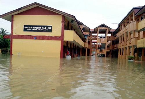 TR02_31122012_SEKOLAH_BANJIR