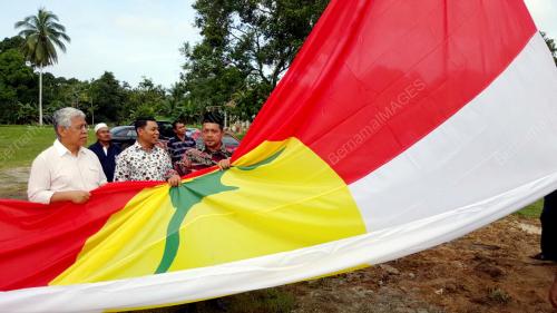 TR02_31122016_BENDERA_UMNO