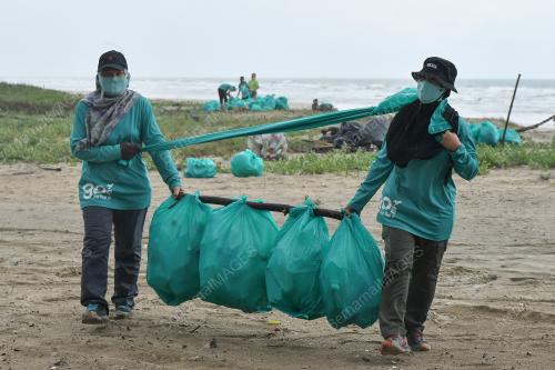 GENG PLASTIK IJA KUTIP SAMPAH PANTAI