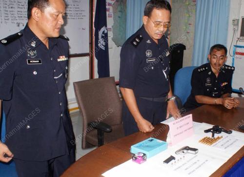 POLIS RAMPASAN PISTOL