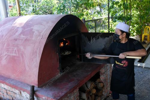 PIZA DURIAN DAN DAGING SALAI