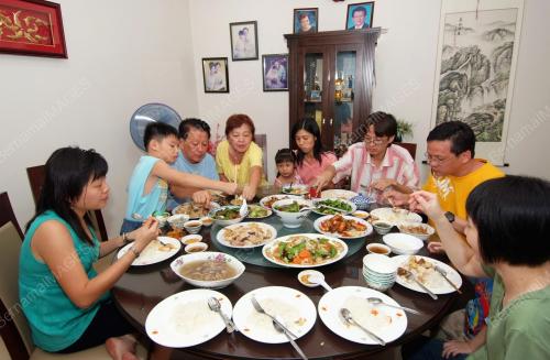 MAKAN BESAR