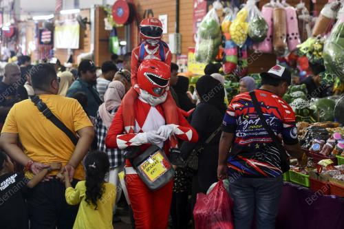 CARI REZEKI DENGAN KOSTUM POWER RANGERS