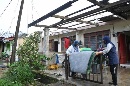 RUMAH ROSAK AKIBAT RIBUT
