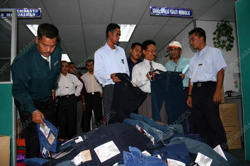 SELUAR JENAMA TIRUAN