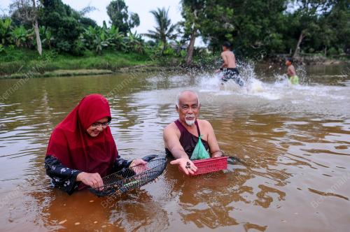 RIADAH MENCARI ETAK
