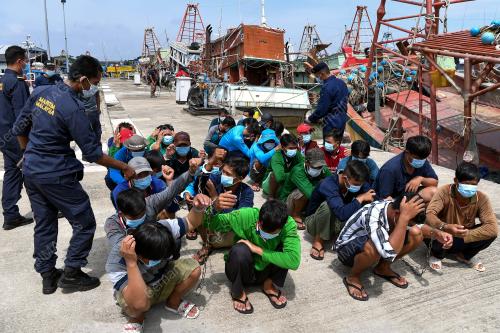 DUA BOT NELAYAN VIETNAM DITAHAN