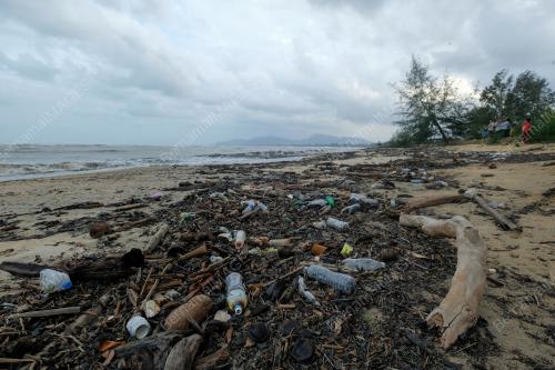 SAMPAH TERDAMPAR DI PANTAI LAUT BERGELORA