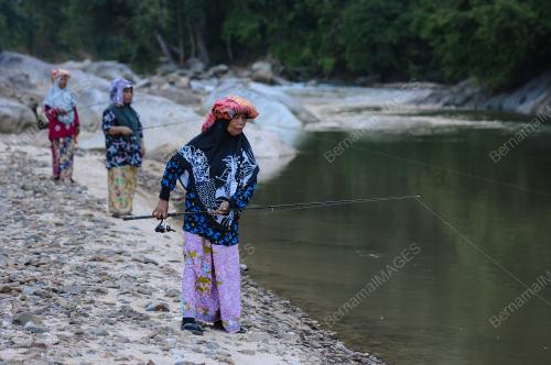 TIGA SAHABAT WARGA EMAS MEMANCING
