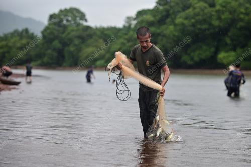 PESTA MENJALA DAN MEMUKAT IKAN