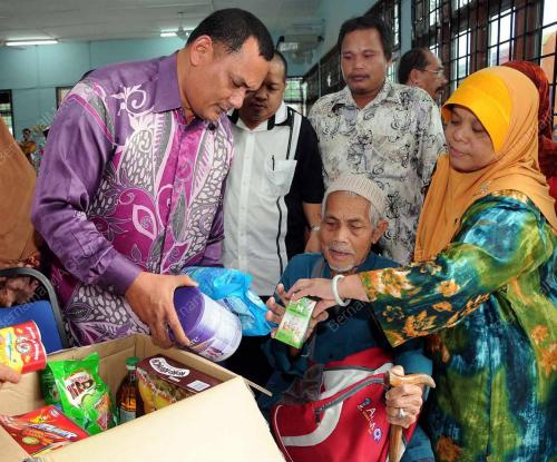 TR03_14012011_BANTUAN_MAKANAN