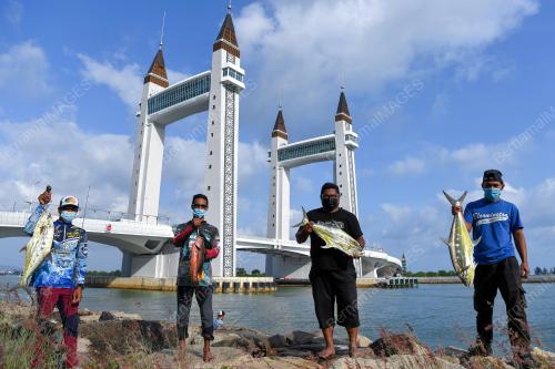 MEMANCING IKAN