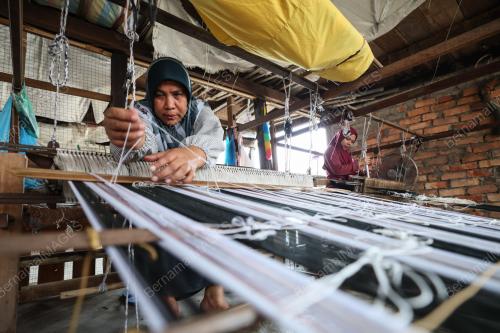 TENUN SONGKET DENGAN 'MATA HATI'