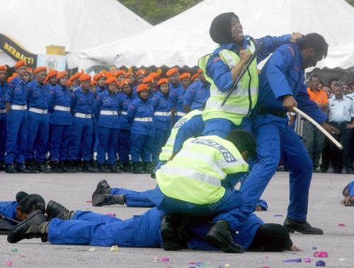 DEMONSTRASI PERTAHANKAN DIRI
