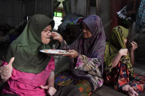 SUAMI ISTERI CEKAL MENJAGA TIGA ANAK OKU