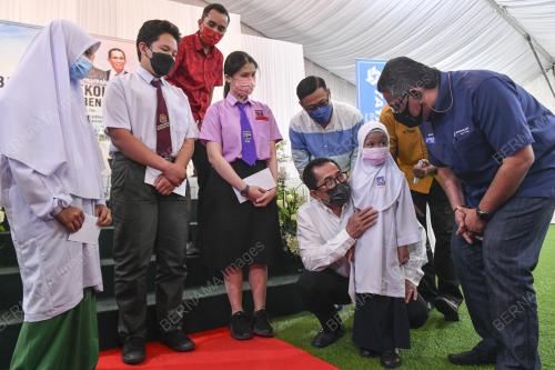 BANTUAN PERSEKOLAHAN