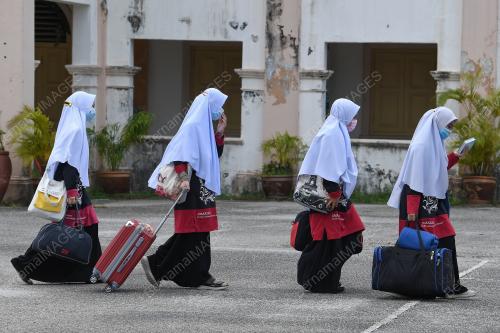 PELAJAR MASUK ASRAMA