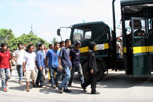OPERASI TURUN BENDERA PARTI
