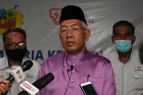 DATUK SERI MAHDZIR KHALID