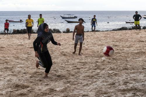 GADIS PULAU MAIN BOLA