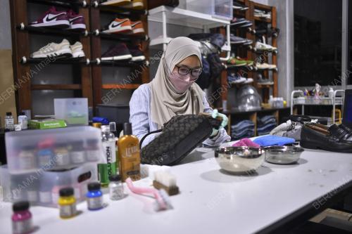 PERKHIDMATAN MENCUCI KASUT DAN BEG TANGAN
