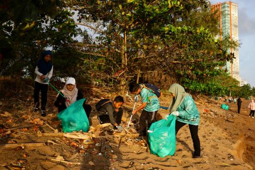 KUTIP SAMPAH PANTAI