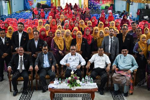 DATUK DR ADNAN MAT