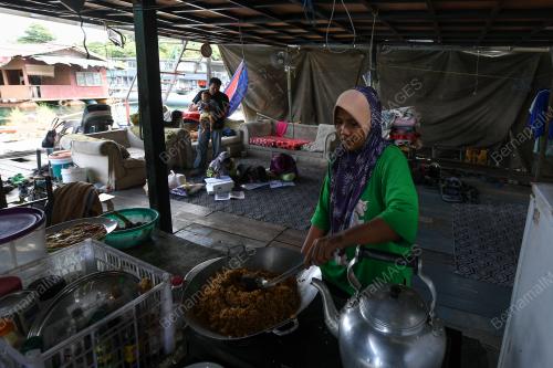 KELUARGA TINGGAL DALAM RUMAH BOT