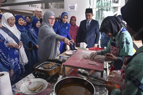 TUNKU HAJAH AZIZAH AMINAH MAIMUNAH ISKANDARIAH