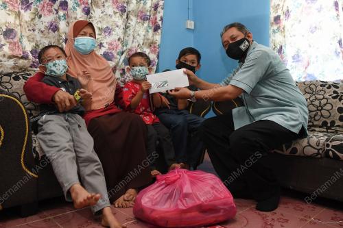 KAWAT SAMPAI SUMBANGAN KEPADA ANAK YATIM