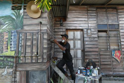 LUKISAN MURAL RUMAH KAYU KLASIK