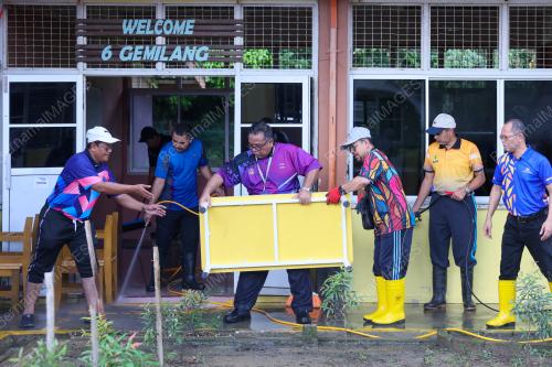 BERSIH SEKOLAH BANJIR