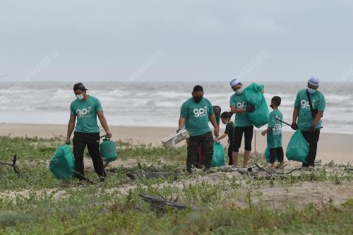 GENG PLASTIK IJA KUTIP SAMPAH PANTAI