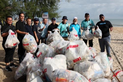 BERSIH PANTAI MONSUN TERENGGANU