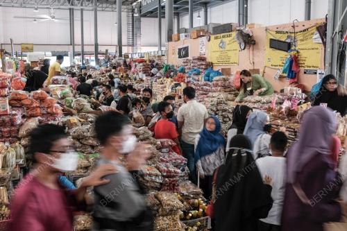 ORANG RAMAI SERBU PASAR BESAR KEDAI PAYANG