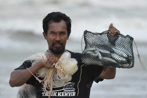 MENJALA IKAN ANDENG