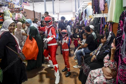 CARI REZEKI DENGAN KOSTUM POWER RANGERS