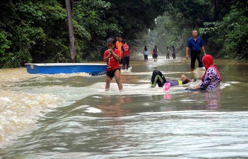 TR04_06122013_BANJIR_JERANGAU
